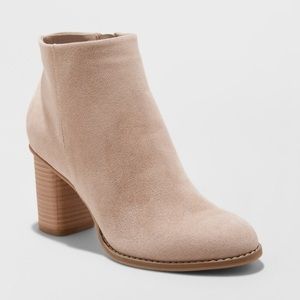 Dolce Vita Emerson booties in Sand